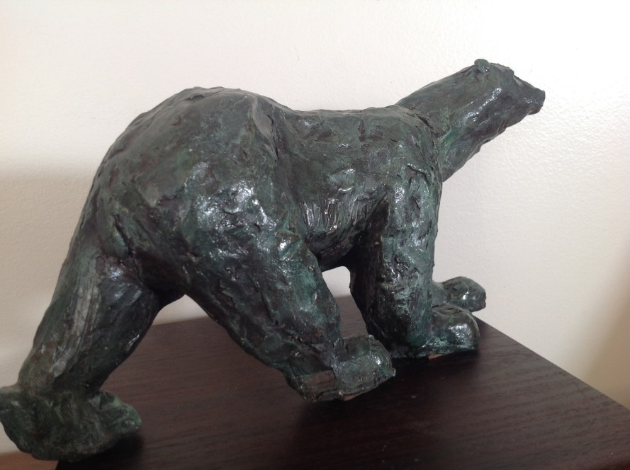 Ours White-Sculpture animalière-Terre cuite-H15/L10/P29cm-Patine Bronze-Fait main-Pièce unique.