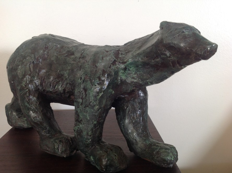 Ours White-Sculpture animalière-Terre cuite-H15/L10/P29cm-Patine Bronze-Fait main-Pièce unique.