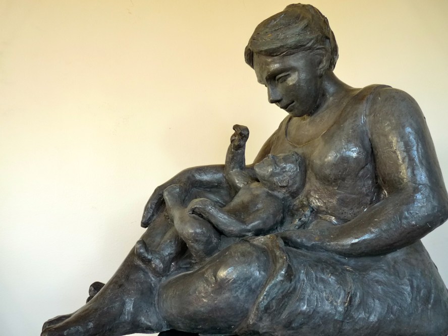 Maternité-Sculpture-Terre cuite-Inspiration cubiste-H46/L45/25cm-Patine Bronze-Fait main-Pièce unique.